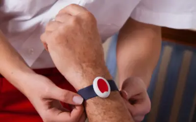 Wie werden Alarmauslösungen von Notruftelefonen abgewickelt?